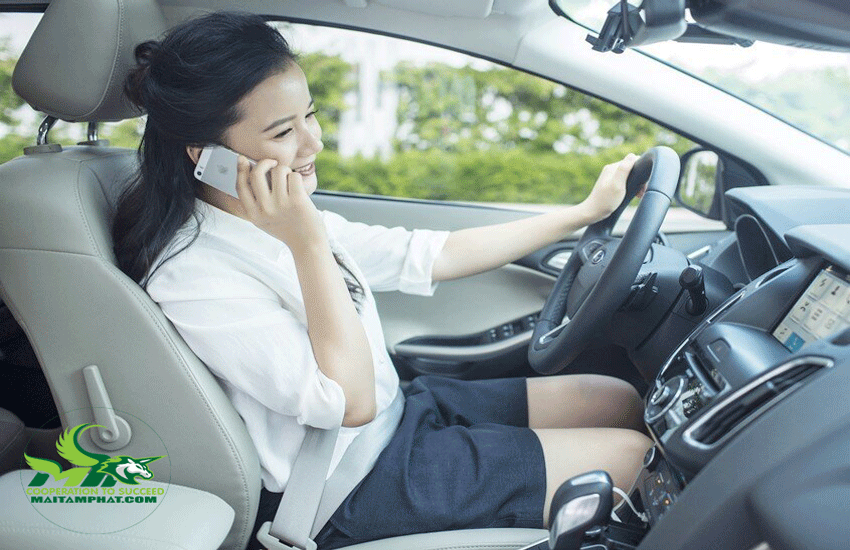 Xử phạt nặng khi lái xe mà sử dụng điện thoại